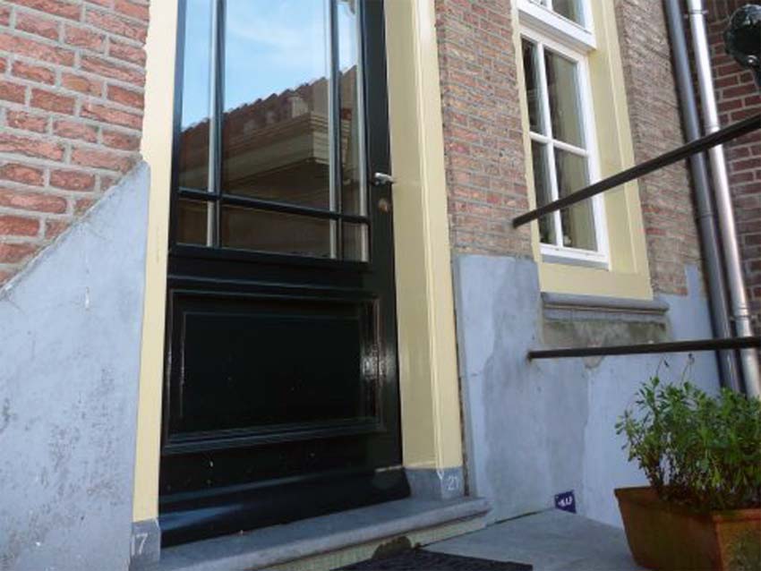 Deur leveren en afhangen